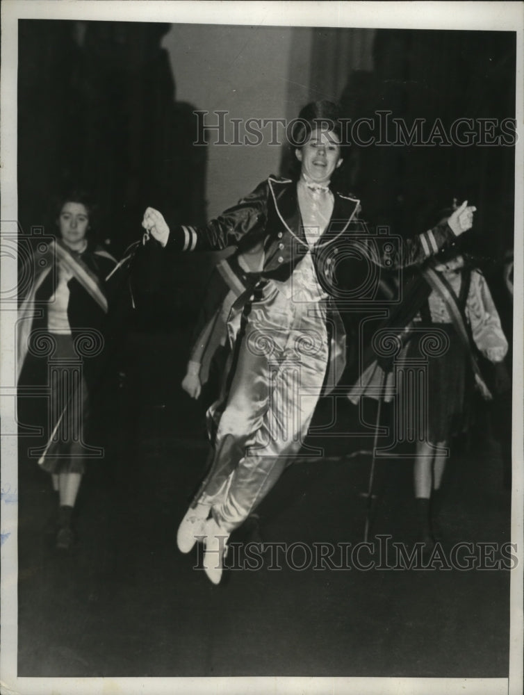 1938 Press Photo New York Julia Doherty in St Patrick's Parade Fifth Avenue NYC