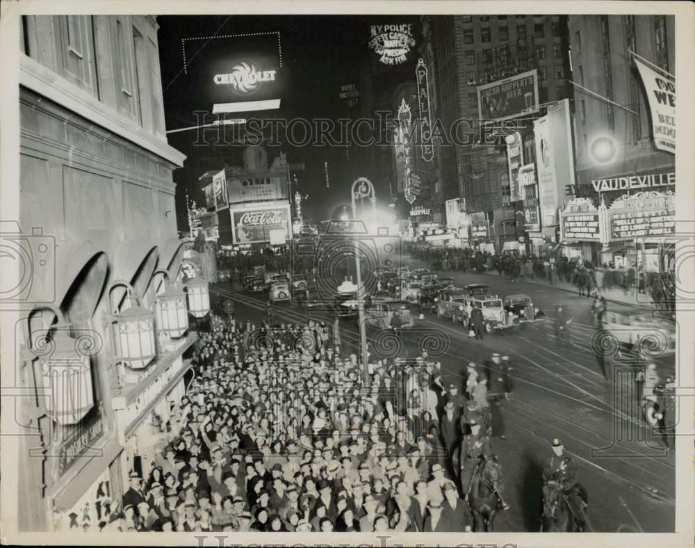 1934 Press Photo Crowd gathered at Times Square, New York on Election Night- Historic Images