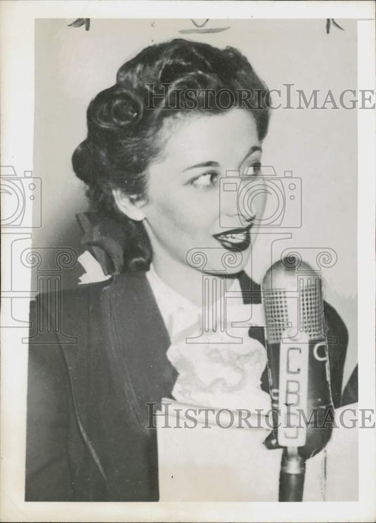1943 Press Photo Radio Star Zina Hampshire hurt in New York Attack - neny28588- Historic Images