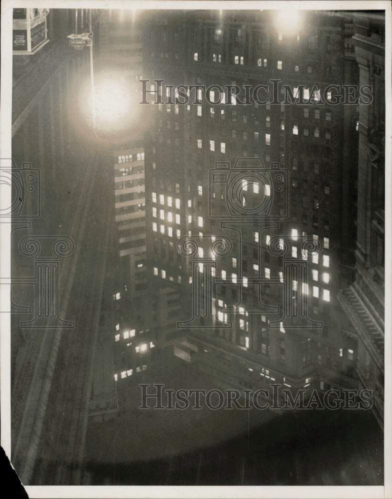 1939 Press Photo Wall Street Brokers Offices Burn The Midnight Oil, NYC- Historic Images