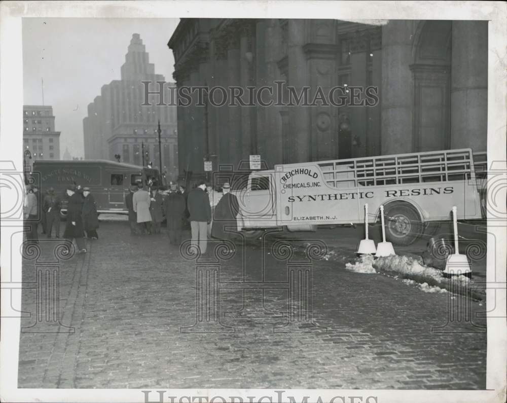 1946 Press Photo View of New York accident where a firetruck crashed into truck- Historic Images