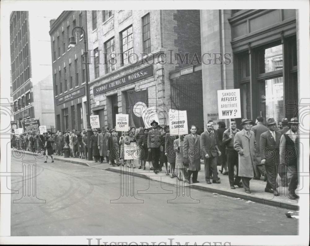 1943 Press Photo Demonstrators march at Sandoz Chemical Building in New York- Historic Images