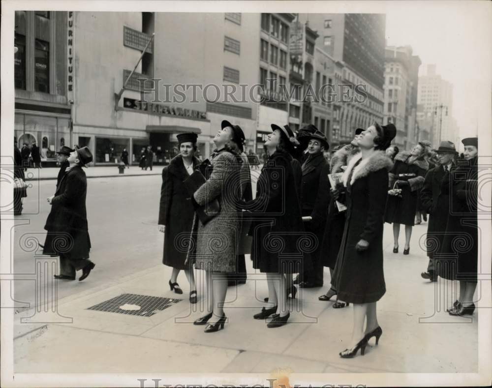 1940 Press Photo Crowd watches falling ice on 34th Street in New York- Historic Images