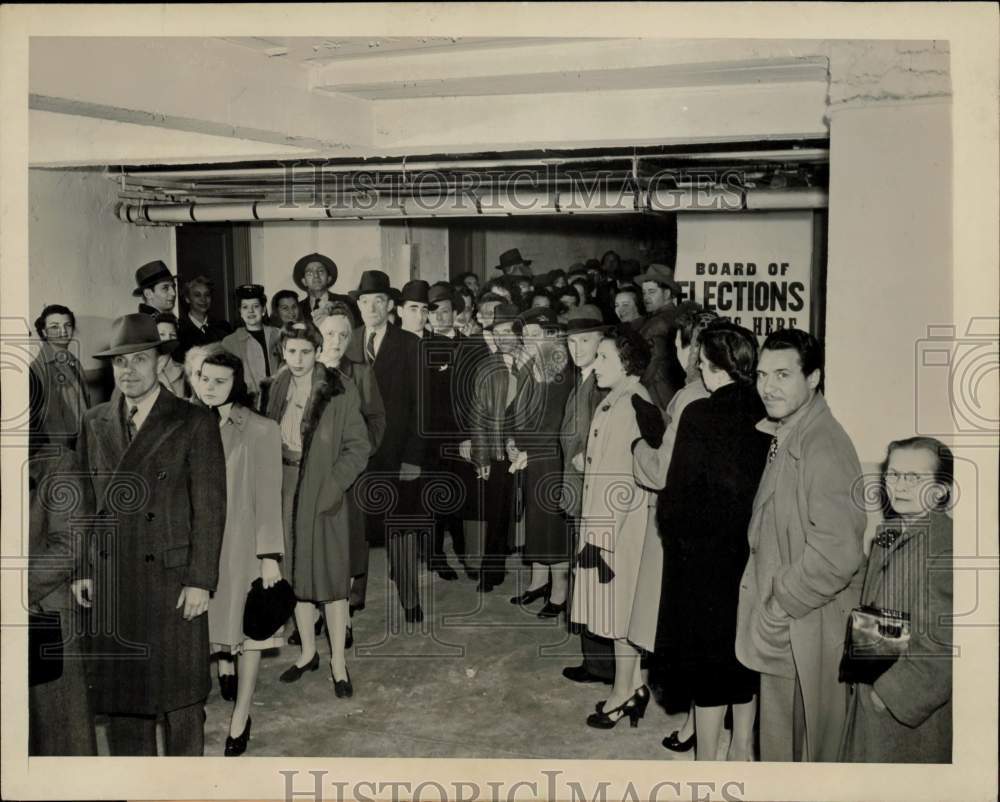 1944 Press Photo Line of People wait to vote at apartment house in New York City- Historic Images