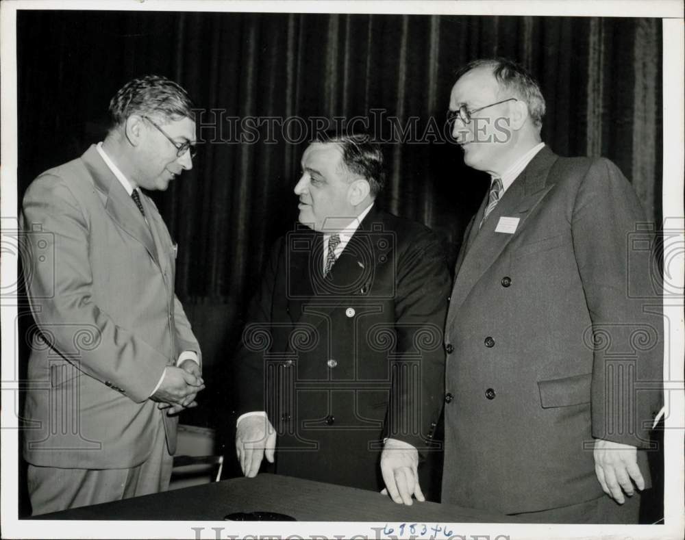 1943 Press Photo New York Mayor FH LaGuardia greets Doctors at Conference- Historic Images