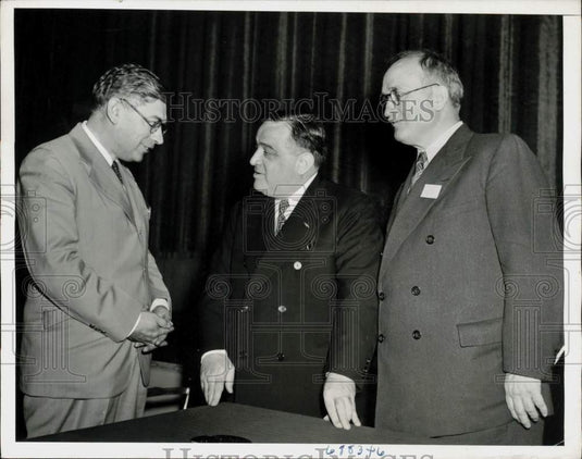 1943 Press Photo New York Mayor FH LaGuardia greets Doctors at Conference- Historic Images