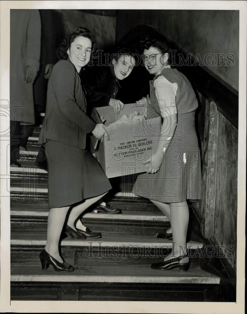 1946 Press Photo Three women carry a box upstairs during NY elevator strike- Historic Images