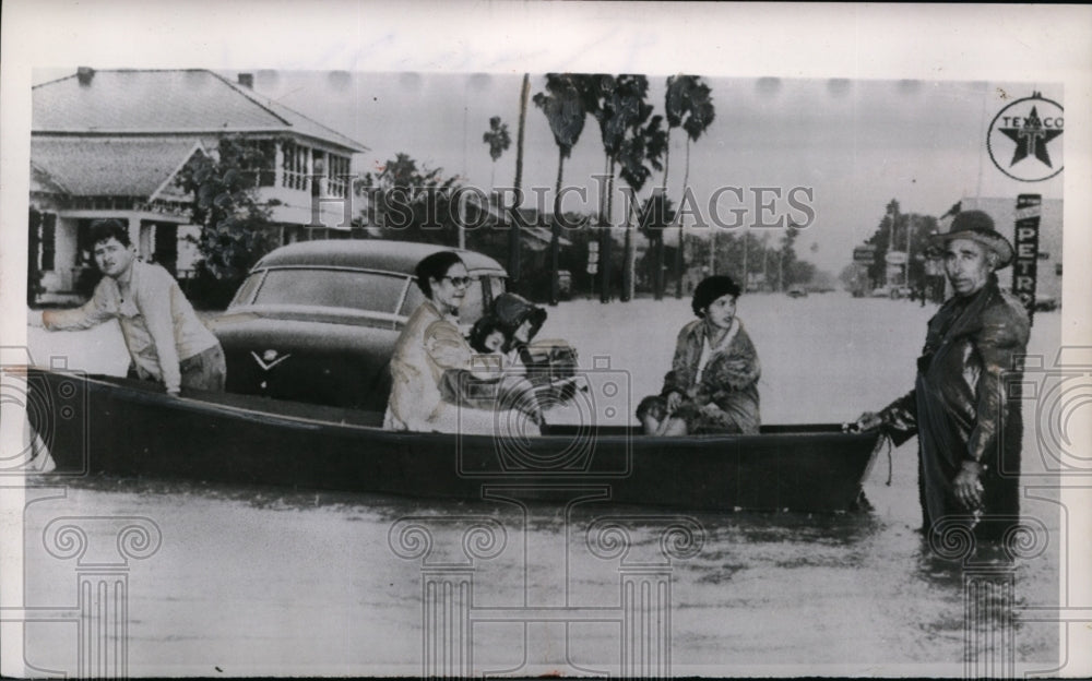 1954 Press Photo Brownsville Police rescue family from flood waters, TX