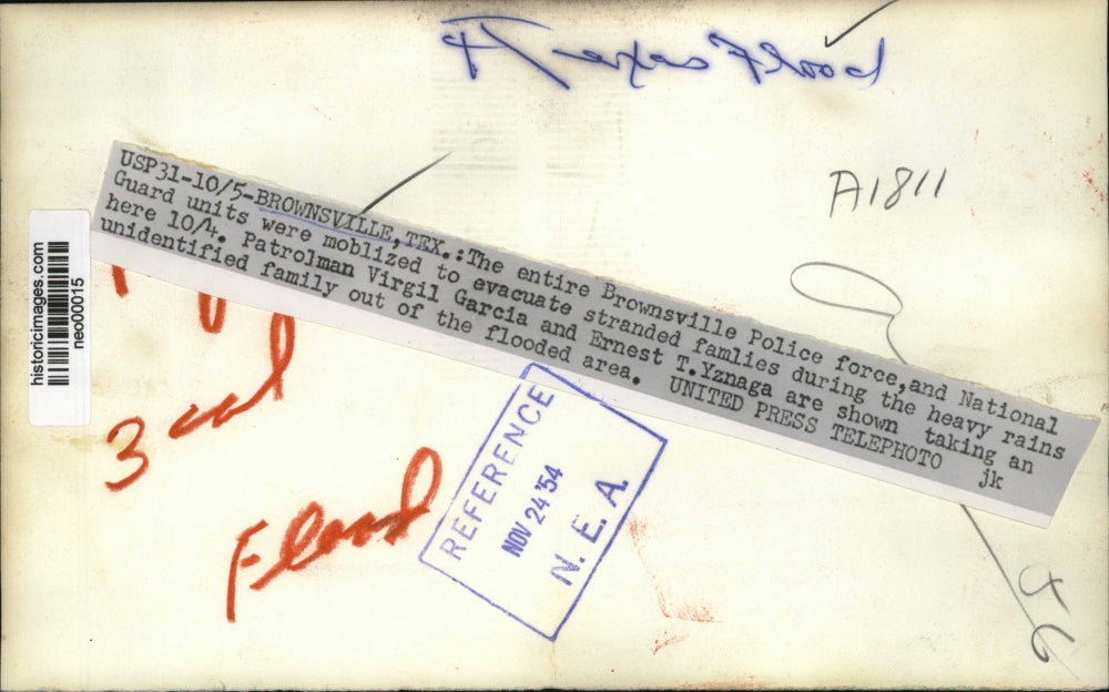 1954 Press Photo Brownsville Police rescue family from flood waters, TX