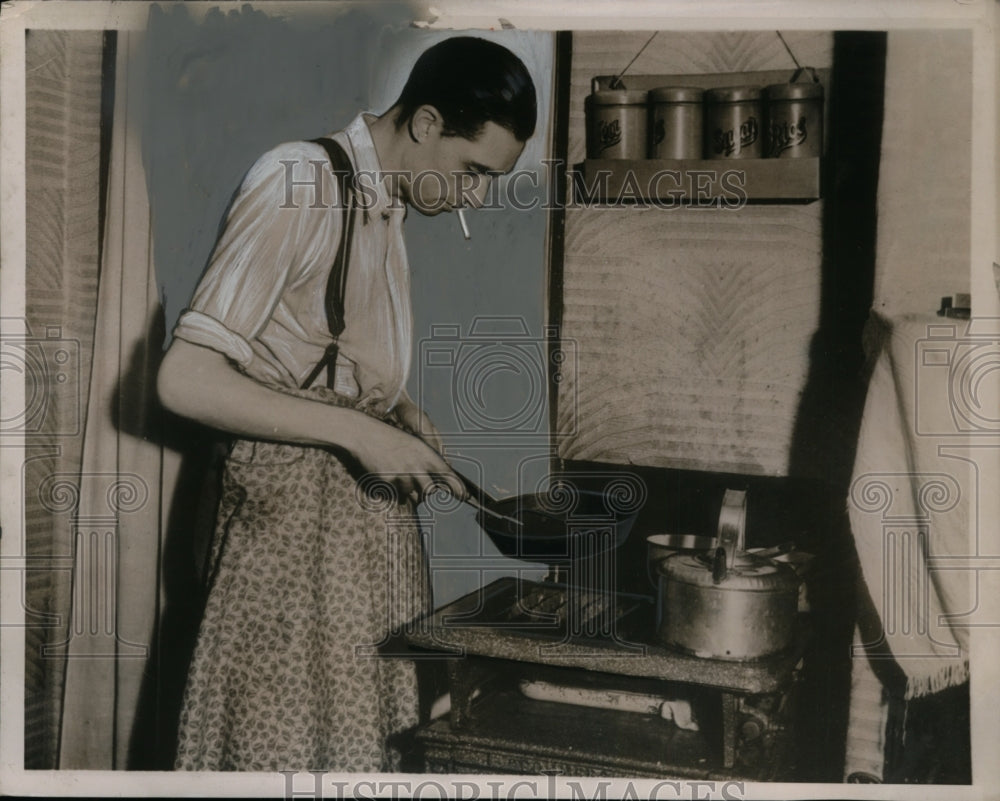 1939 Press Photo London man fends for self in kitchen during WWII evacuation