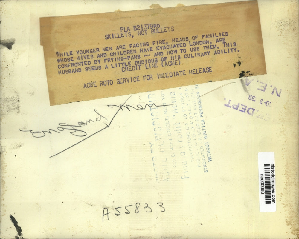 1939 Press Photo London man fends for self in kitchen during WWII evacuation