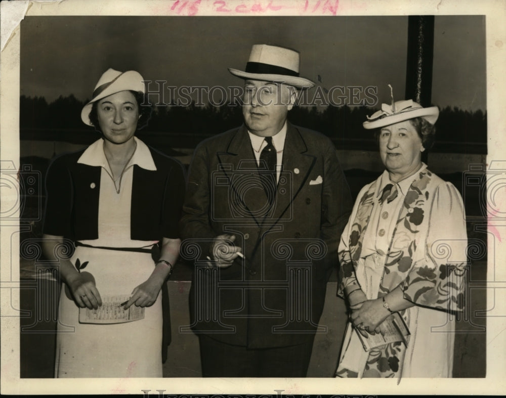 1939 Press Photo Union Pacific RR's William Jeffres w/family at Hialeah Track