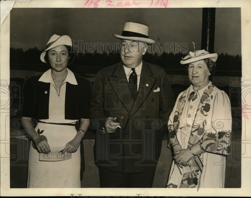 Load image into Gallery viewer, 1939 Press Photo Union Pacific RR's William Jeffres w/family at Hialeah Track
