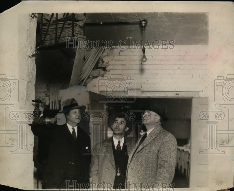 Load image into Gallery viewer, 1930 Press Photo Fire Marshal Thomas Martinec inspects Warrensville Workhouse
