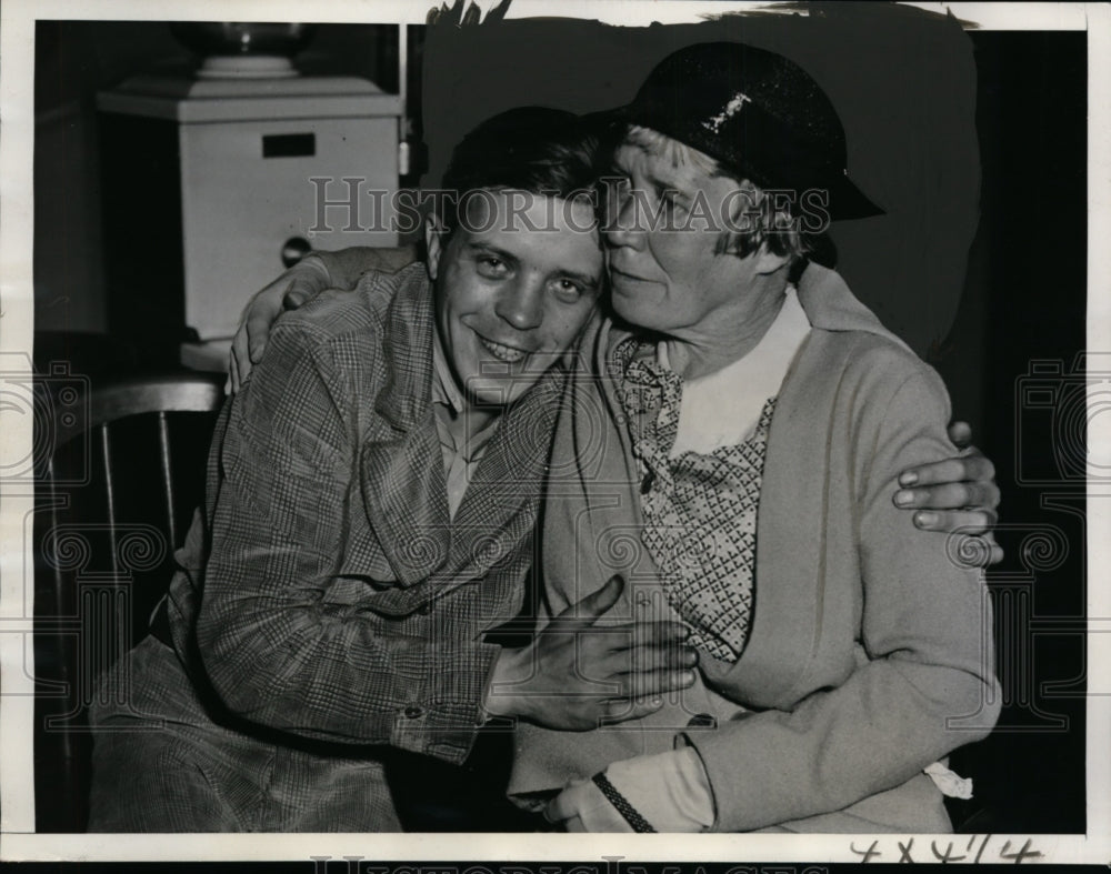 1934 Press Photo Frankie Hugenschmidt reunited with mom after 22 years