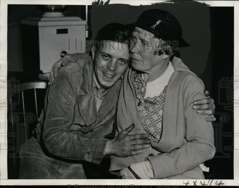 Load image into Gallery viewer, 1934 Press Photo Frankie Hugenschmidt reunited with mom after 22 years
