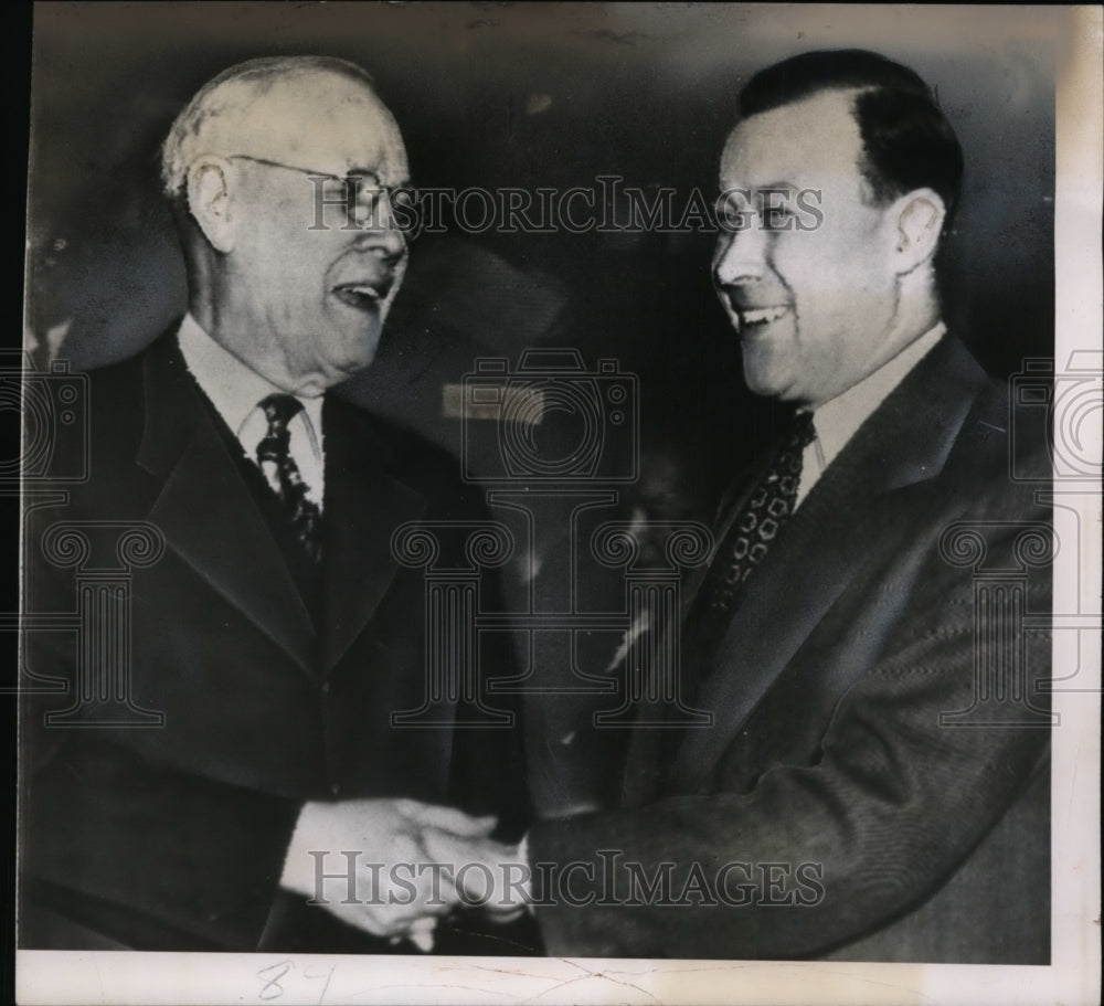 1949 Press Photo labor leaders Reuther and Green shaking hands - neo00210