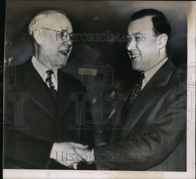 Load image into Gallery viewer, 1949 Press Photo labor leaders Reuther and Green shaking hands - neo00210
