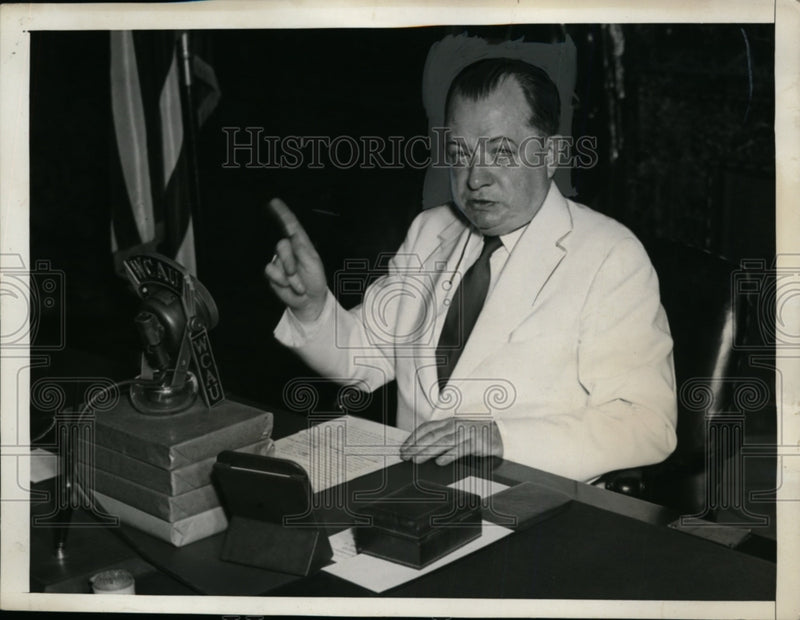 Load image into Gallery viewer, 1937 Press Photo Mayor S. Davis Wilson broadcasting plea for end of truck strike
