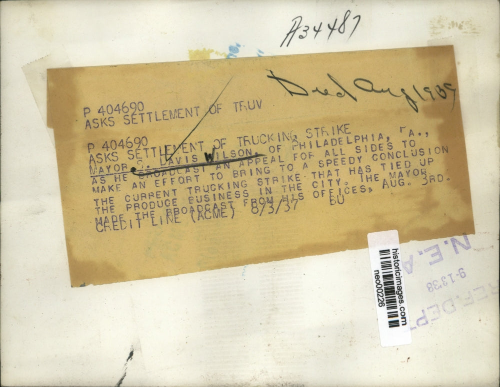 1937 Press Photo Mayor S. Davis Wilson broadcasting plea for end of truck strike