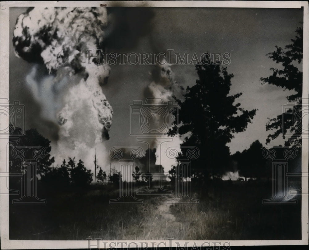 1936 Press Photo firefighters give up battling Republic Co. No. 1 oil well fire