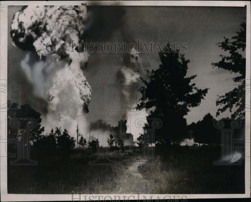 Load image into Gallery viewer, 1936 Press Photo firefighters give up battling Republic Co. No. 1 oil well fire
