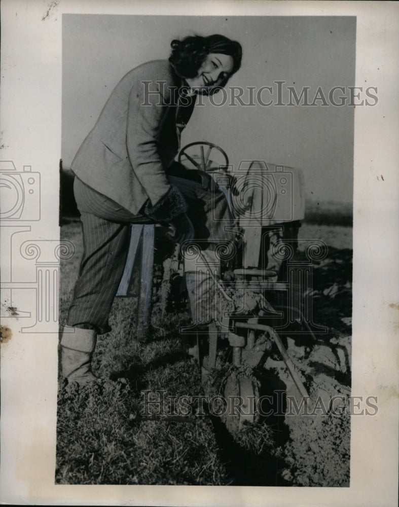 1941 Press Photo Dancer Tyga Bradshaw Farming in Gloucestershire, England