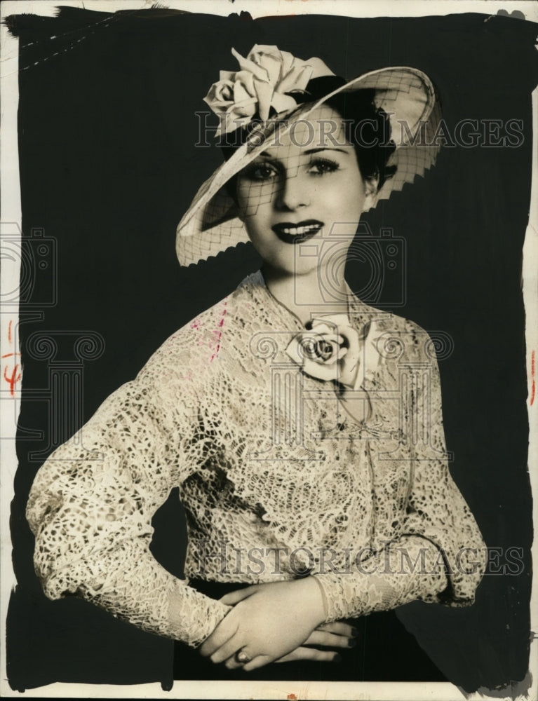 Load image into Gallery viewer, 1935 Press Photo Yvonne Laget - neo00468
