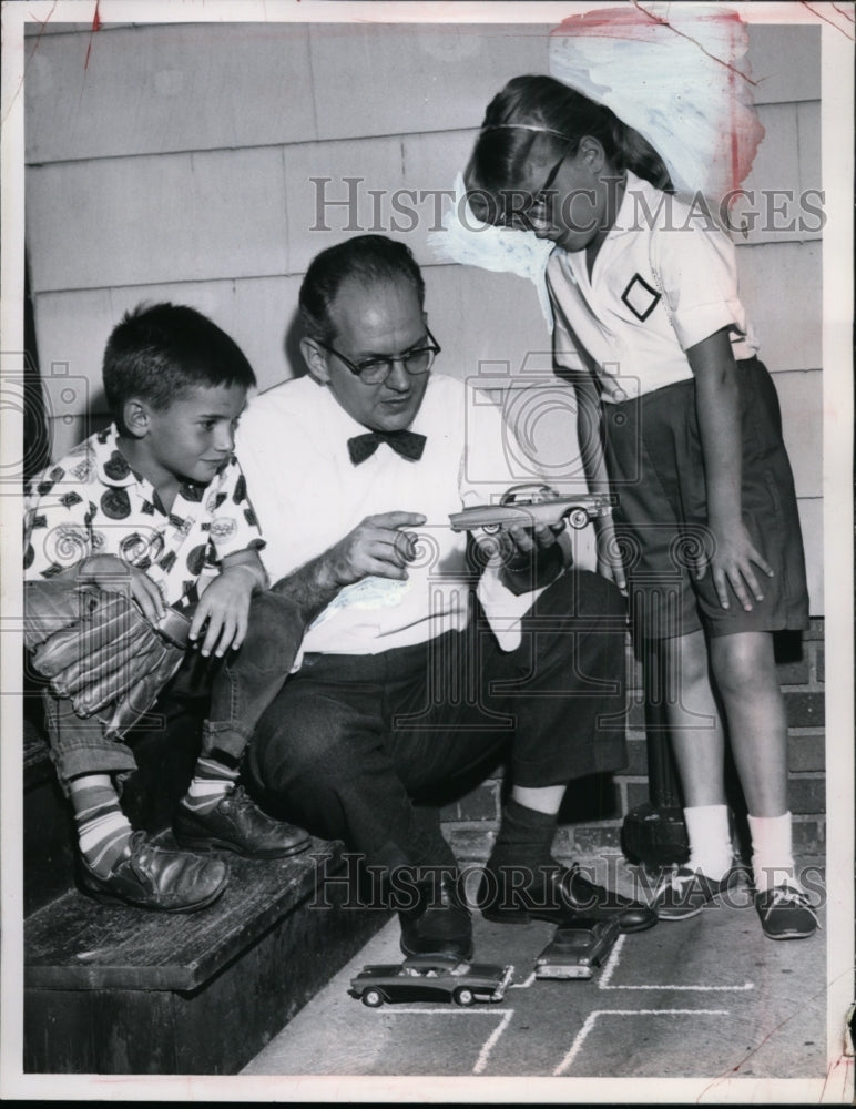 Load image into Gallery viewer, 1960 Press Photo Charles E. Strang &amp; Children Timmy &amp; Joanne - neo00577
