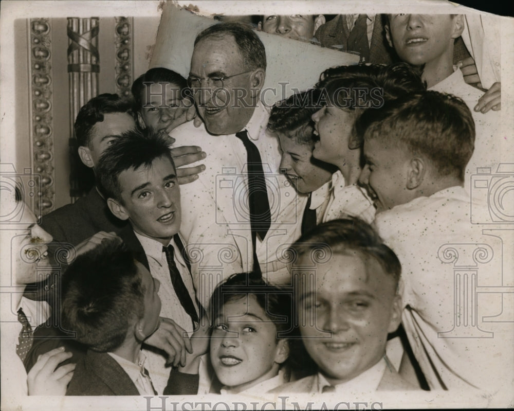 1937 Press Photo Senator Bankwwood & some youungsters - neo00654