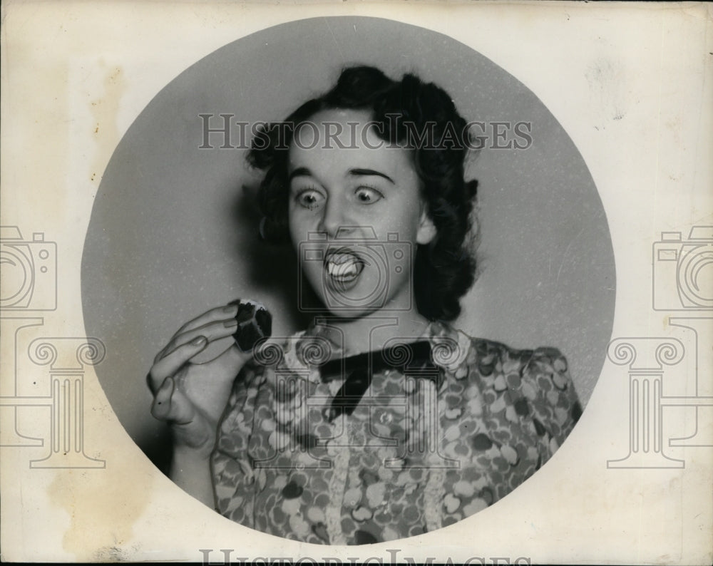 1940 Press Photo Norma Penschuck tries candy that is really made of soap