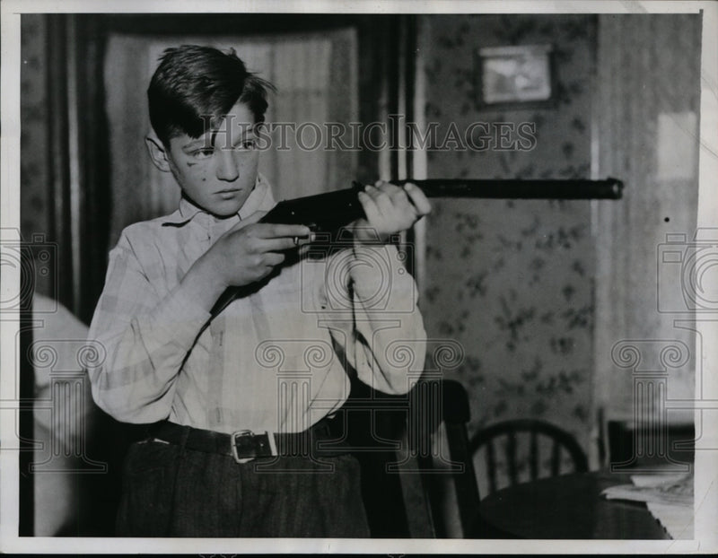 Load image into Gallery viewer, 1934 Press Photo John Powko age 13 rifle marksman in Cleveland Ohio - neo00738
