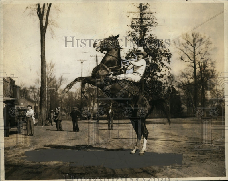 Load image into Gallery viewer, 1941 Press Photo A rodeo cowboy on his horse at a performance - neo00747

