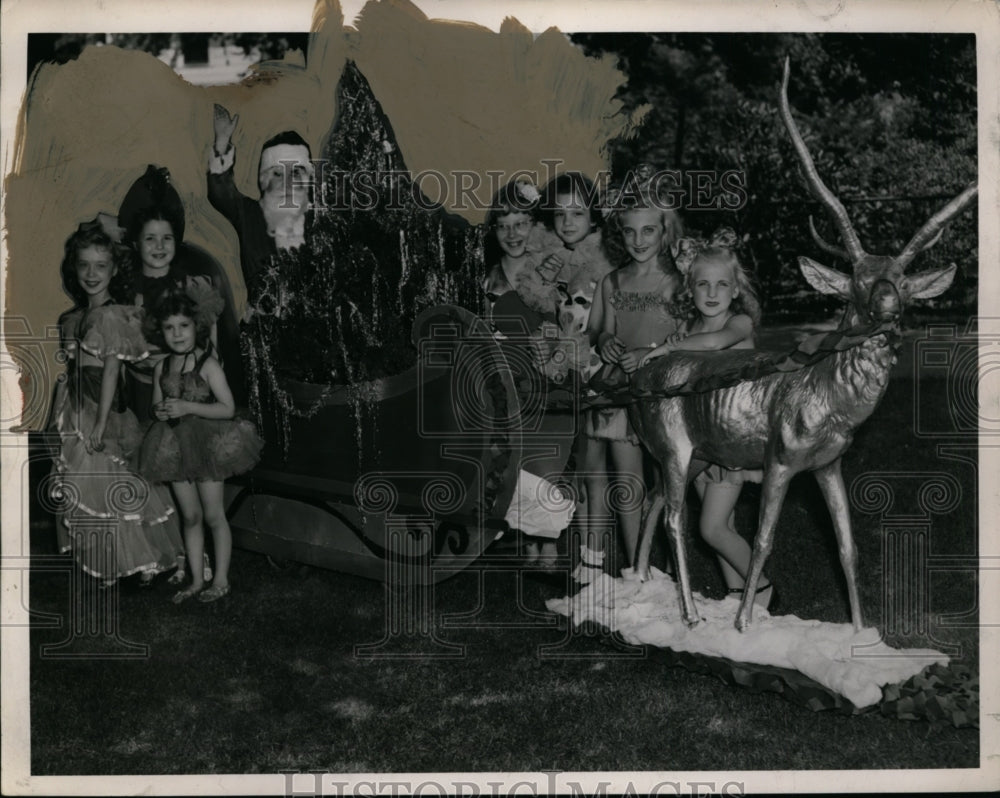 1949 Press Photo Mary & Barb Shuttera, J Mountcaste with Santa Claus - neo00764