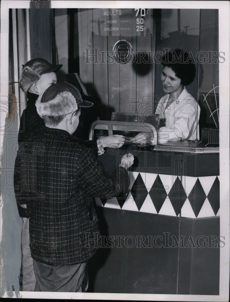 Load image into Gallery viewer, 1960 Press Photo Boys at Ticket Window, Ohio - neo00842
