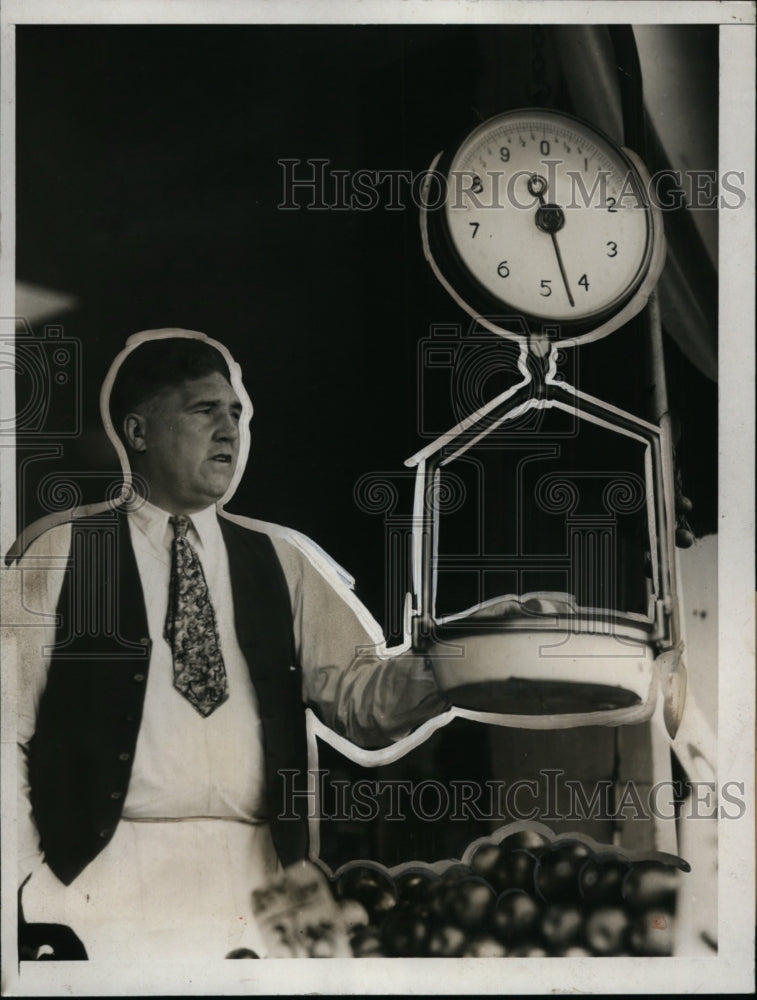 1932 Press Photo ex-Boxer Jess Willard Selling Produce in Hollywood, California