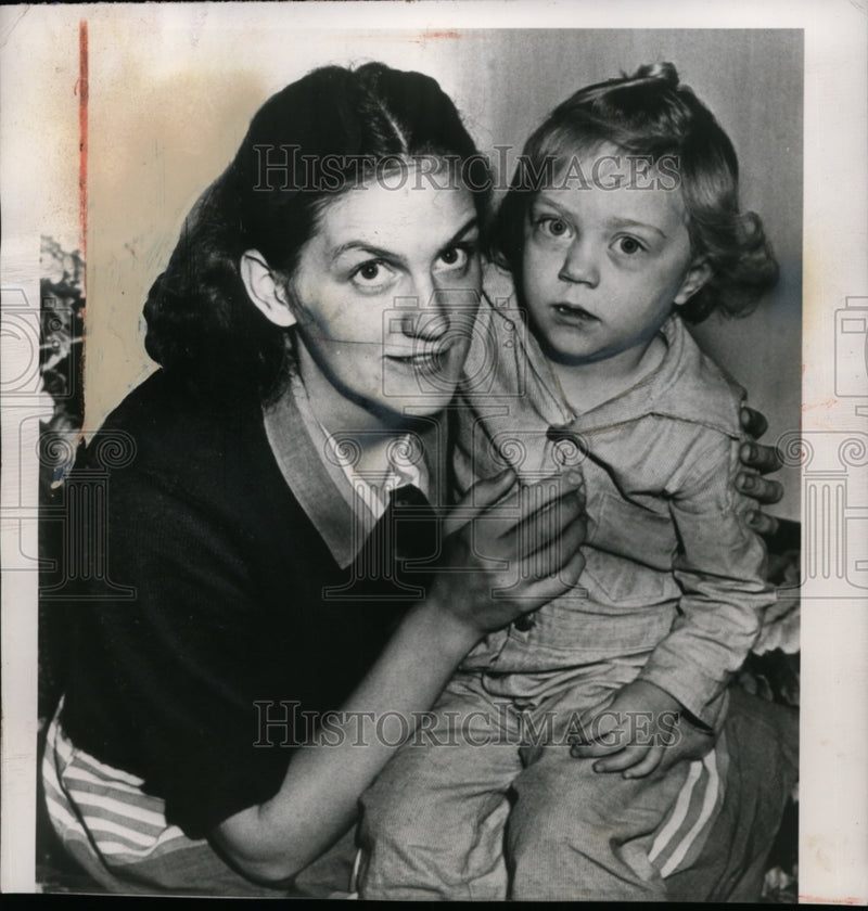 Load image into Gallery viewer, 1948 Press Photo Ellen Peters, Selling Eyeball for $10,000, Daughter Rita Ann
