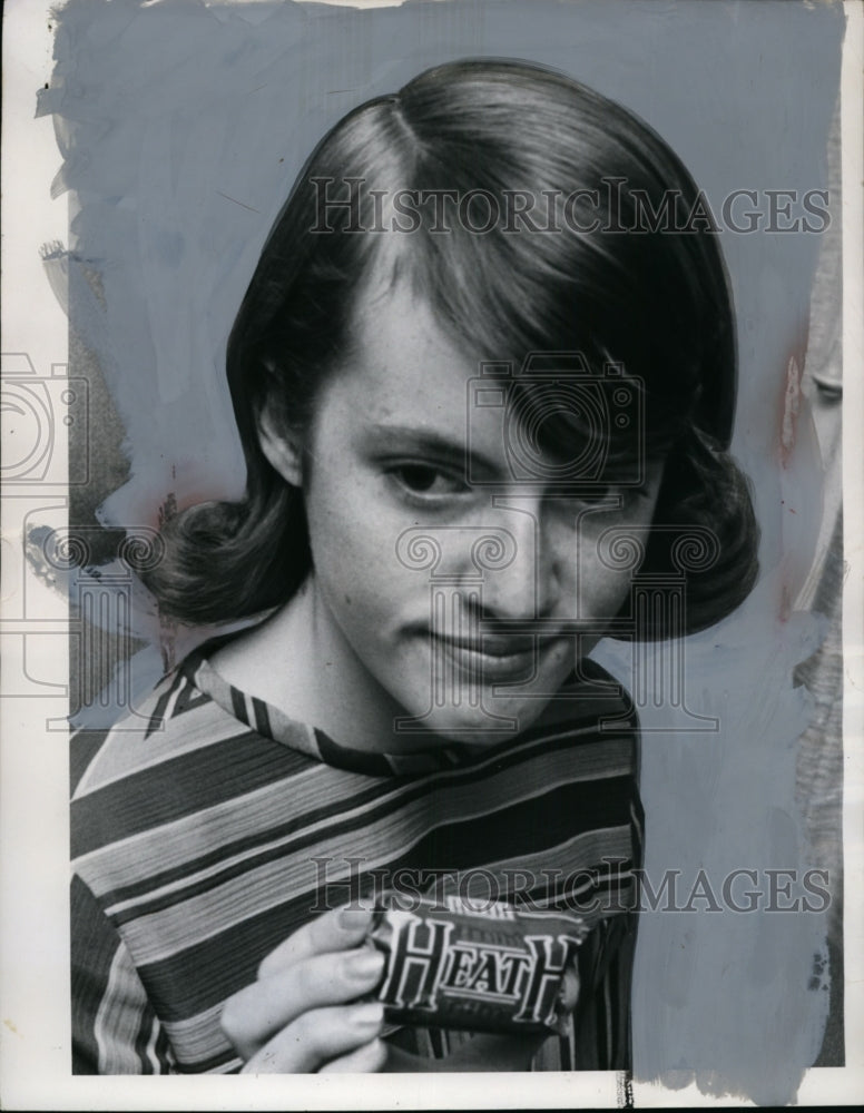 1967 Press Photo Patty Dunham, 13, Rocky River, Says Candy Bars Getting Smaller