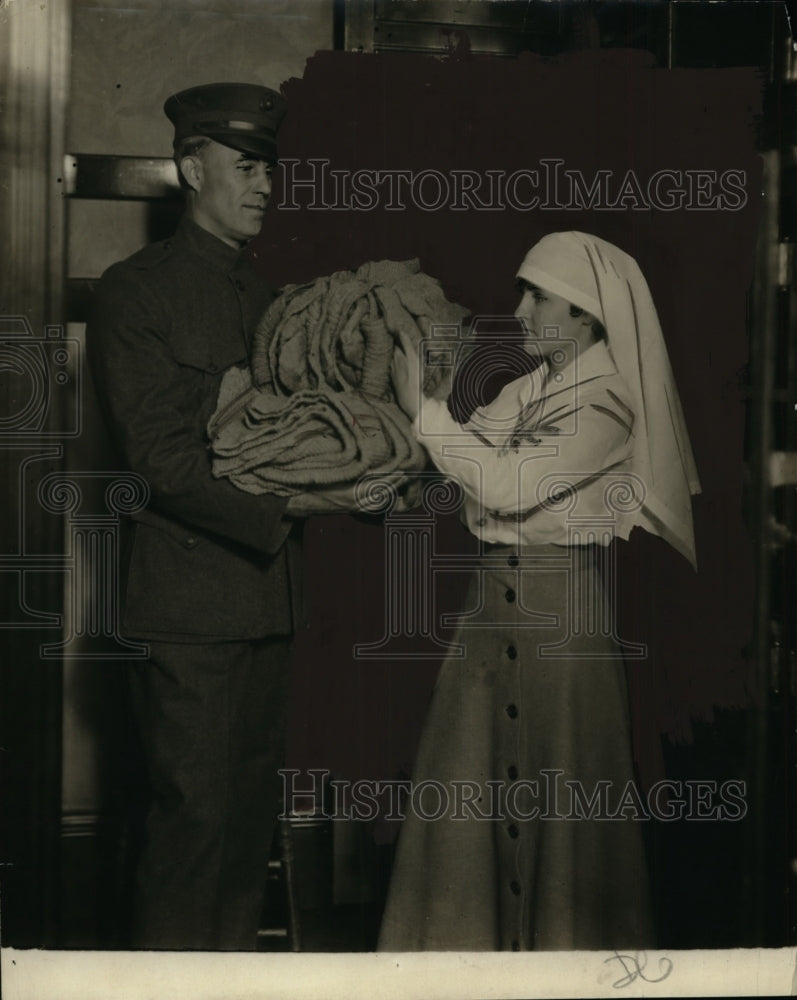 Load image into Gallery viewer, 1917 Press Photo Elizabeth Porter &amp; Sergeant Emery H. Rudes of US Marine Corps
