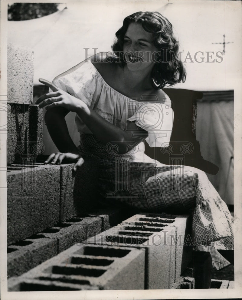 Load image into Gallery viewer, 1949 Press Photo Dolores McNeeley - neo01219
