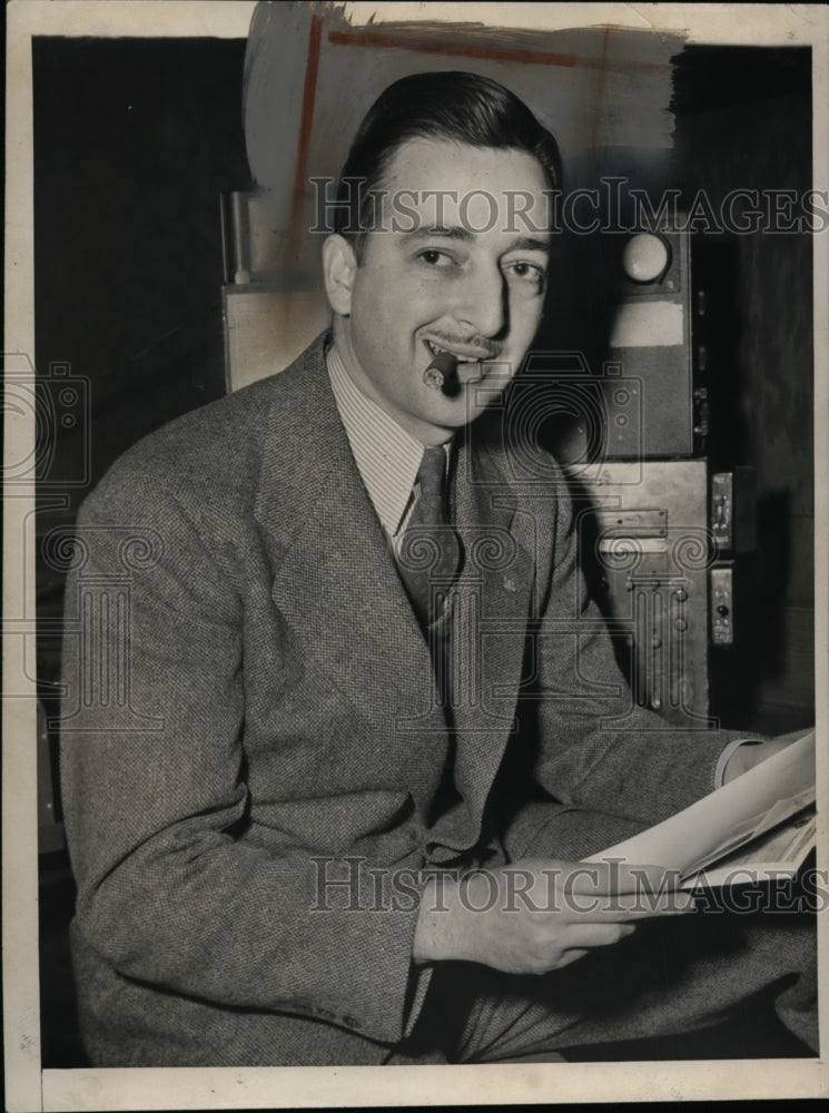 1946 Press Photo John Shea at work in his business office - neo01308
