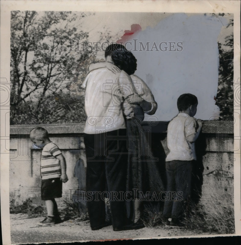 Load image into Gallery viewer, 1954 Press Photo Dr &amp; Mrs Howard E lind at Waland MA bridge sons drowned at
