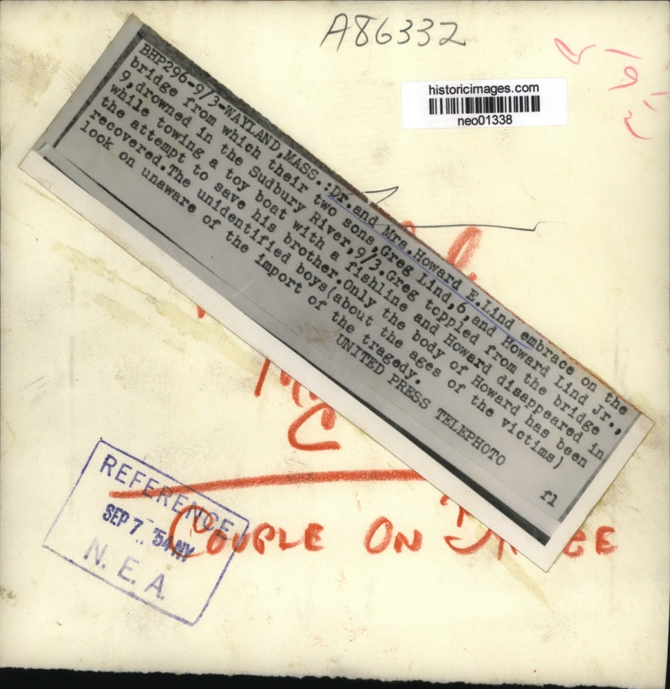 1954 Press Photo Dr & Mrs Howard E lind at Waland MA bridge sons drowned at