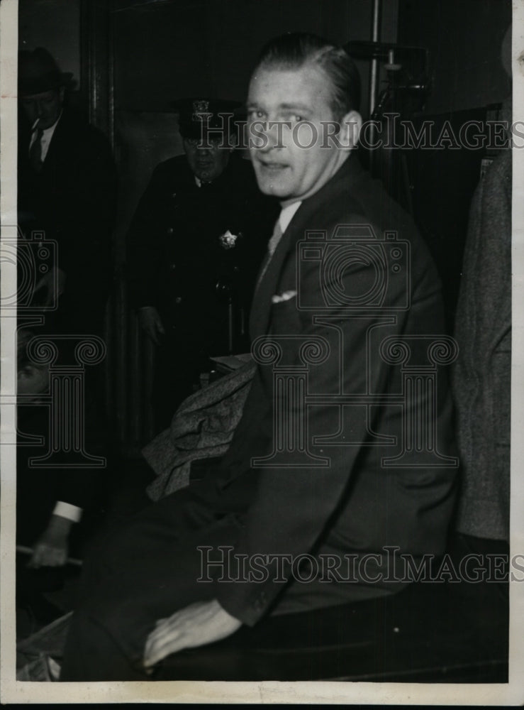 Load image into Gallery viewer, 1933 Press Photo Stanley Young at Chicago police station questioning - neo01404
