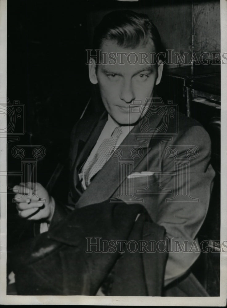Load image into Gallery viewer, 1933 Press Photo Stanley Young at Kansas City MO police station questioning
