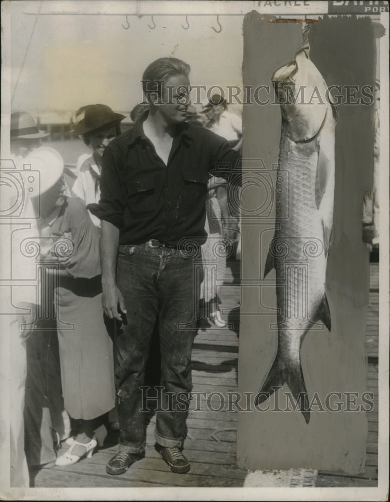 Load image into Gallery viewer, 1937 Press Photo Elliot Roosevelt &amp; tarpon caught by President FD Roosevelt
