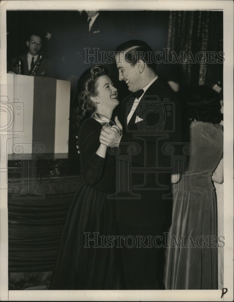 1940 Press Photo Franklin D Roosevelt Jr & Phylllis Brooks at a ball - neo01471