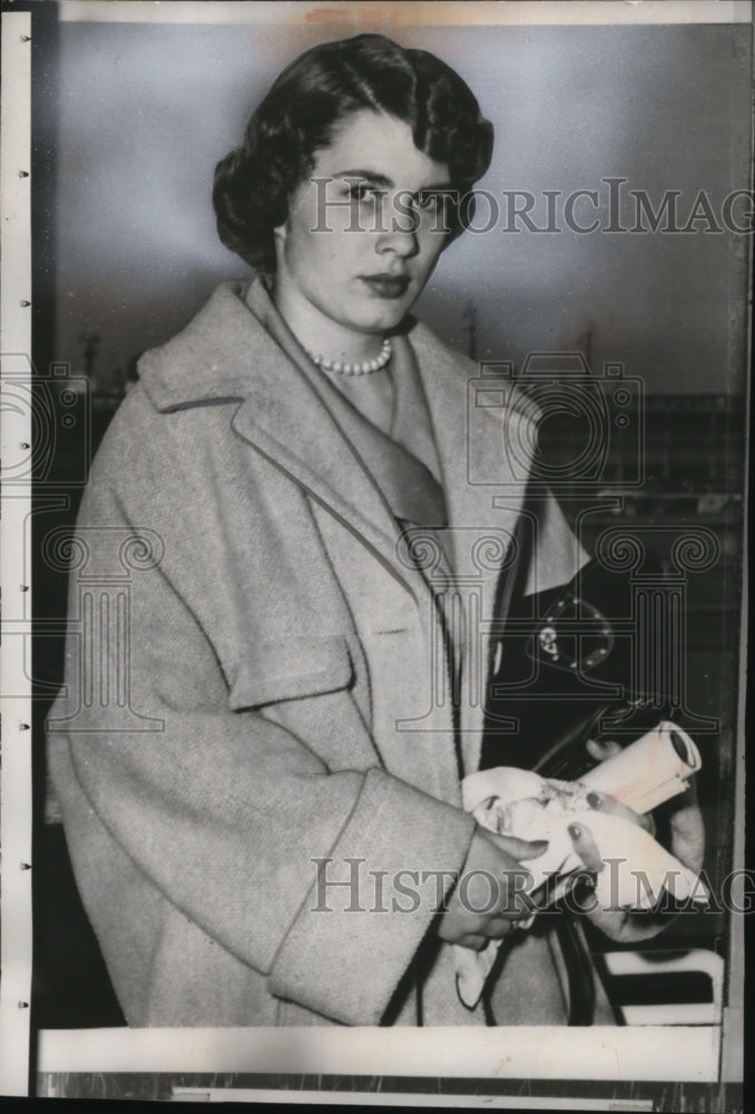 1958 Press Photo Canadian heiress Stephanie Stuart arrives at Hoboken NJ