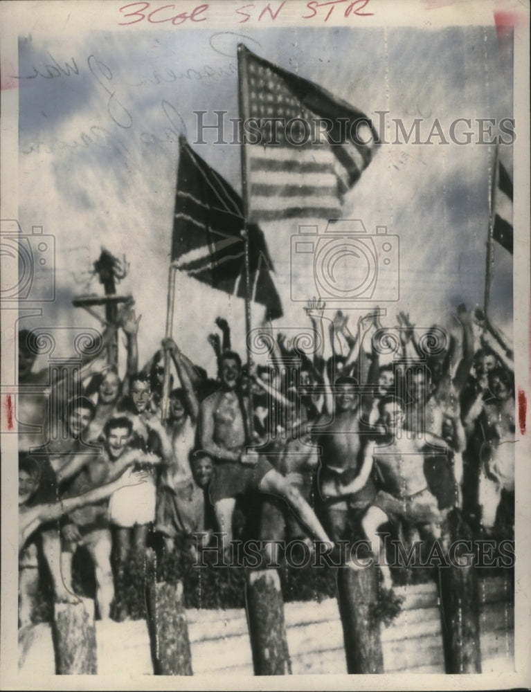 Load image into Gallery viewer, Press Photo US Prisoners of War released from Japan prison camps - neo01554
