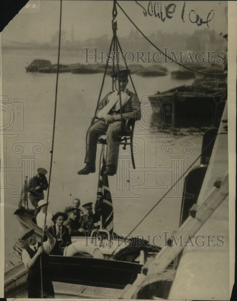 1915 Press Photo British forces use chair lift to transfer wounded from a ship